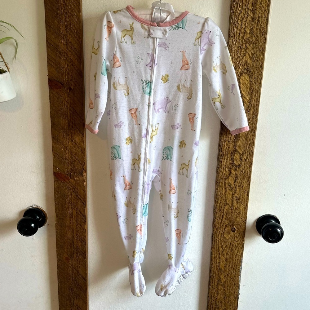 Carter’s Pajamas Zip Footies Baby Girl 18 months
Guc 
So adorable